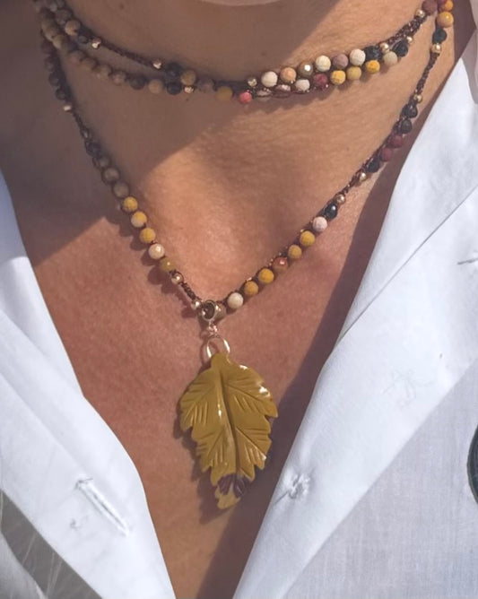 Bijou 2 en 1 au crochet FOGLIA | Collier ou Bracelet multi tours | Pendentif  FEUILLE en pierre naturelle Mokaïte - MTFORJEL