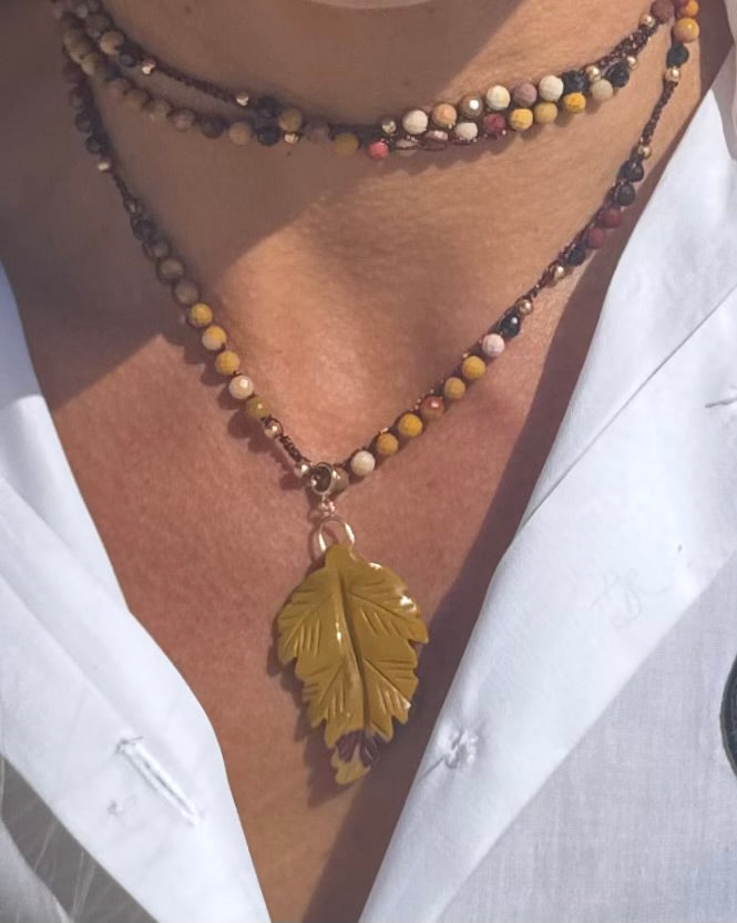 Bijou 2 en 1 au crochet FOGLIA | Collier ou Bracelet multi tours | Pendentif  FEUILLE en pierre naturelle Mokaïte - MTFORJEL