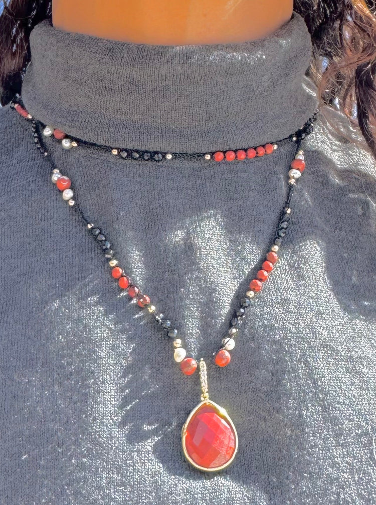 Collier au crochet multi rang GOCCIA | Pendentif  Goutte en pierre naturelle Jaspe rouge - MTFORJEL
