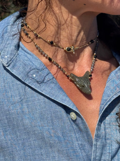 Collier au crochet SALVA LUPA 2 tours | Pendentif LOUP en pierre naturelle Labradorite - MTFORJEL