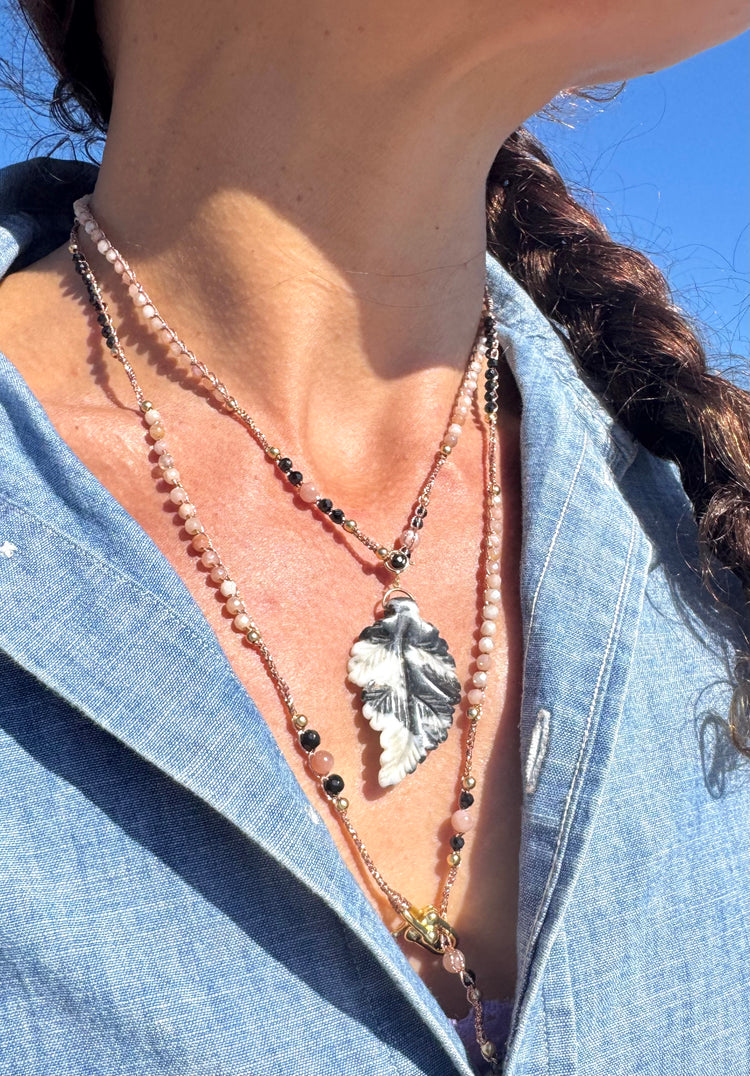 Bijou 2 en 1 au crochet FOGLIA | Collier ou Bracelet multi tours | Pendentif FEUILLE en pierre naturelle Jaspe neige - MTFORJEL