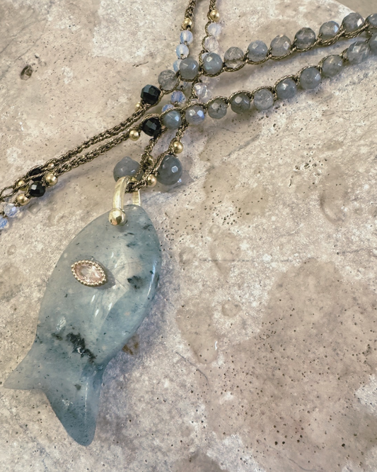 Pesciu. collier 2 ou 3 tours pendentif poisson en pierre naturelle, bijou artisanal fait main au crochet, inspiré de la passion de la créatrice pour l’univers marin